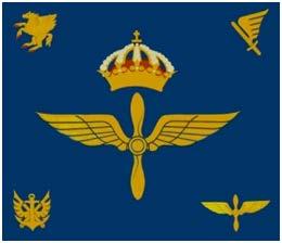 Fälttecken Hkpflj Bild 2:96 På blå duk i mitten flygvapnets vapenbild; under en kunglig krona med rött foder en vingad tvåbladig propeller, allt i gult.