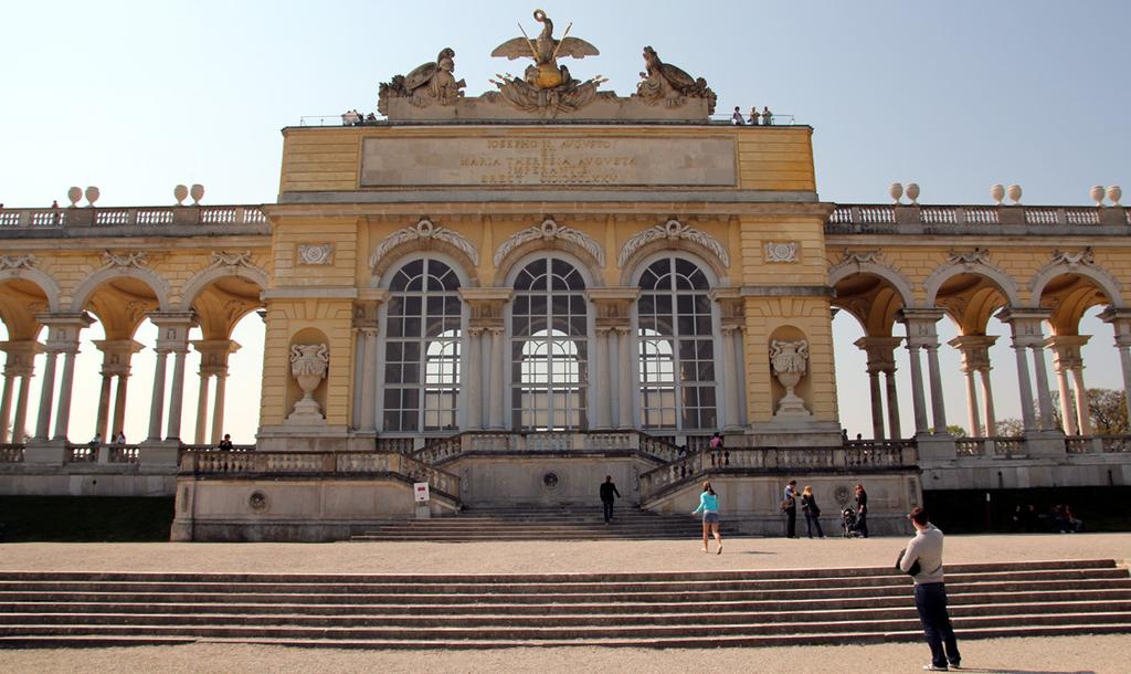 På en kulle på andra sidan av Schönbrunns slottspark ligger Gloriette.