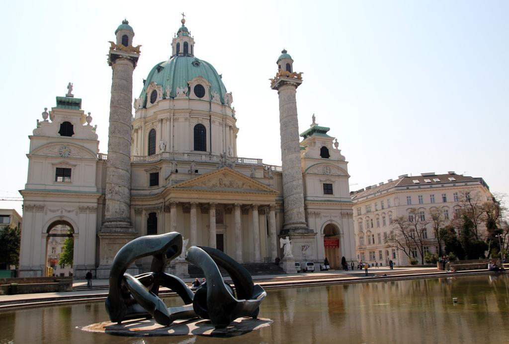 Karlskirche uppfördes 1715 1737 som en hyllning till Carlo