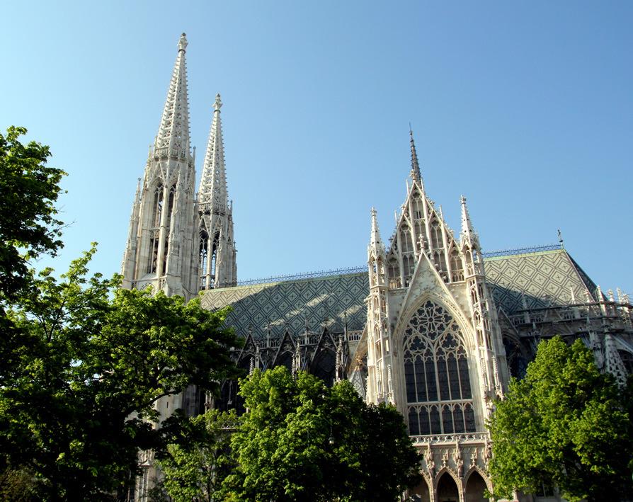 Votivkirche byggdes i sandsten under åren 1855 1879 i tacksamhet