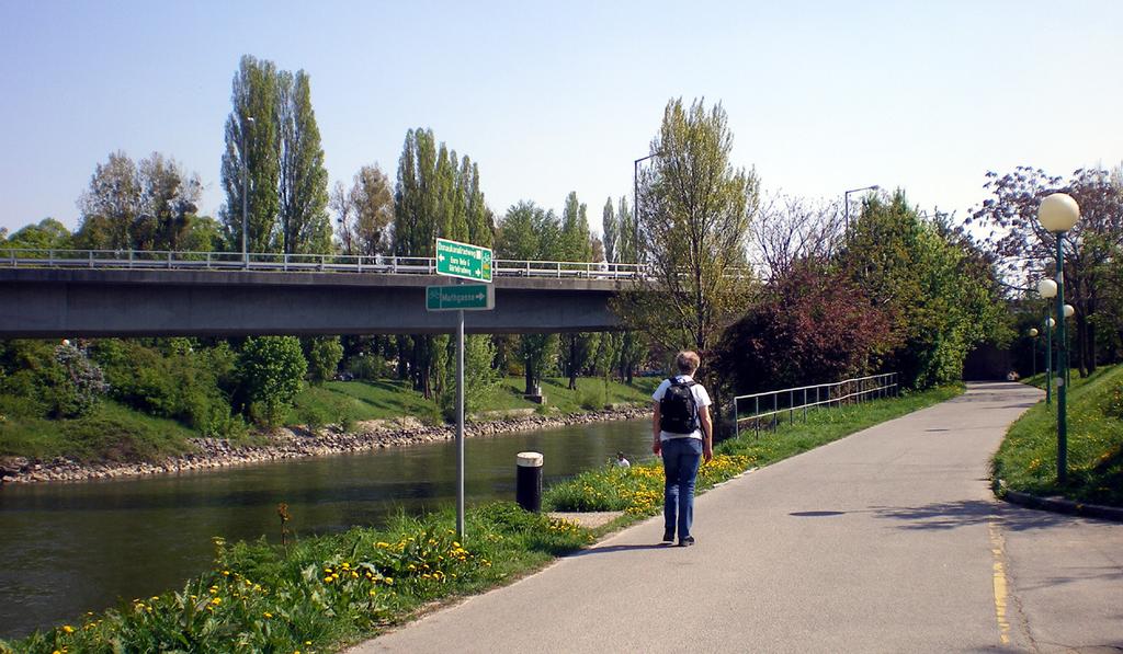 Längs Donaukanalen kan man gå från