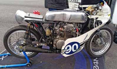 Laverda 900 SF2 C Johan Edberg visar upp ett par av sina classic racers: en Honda 350 och en