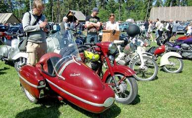 Mängder av utställare och besökande hade infunnit sig när En härlig Harley-Davidson med vagn