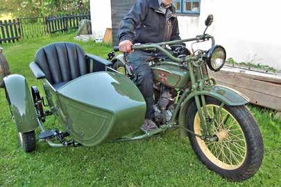 Jubilaren Börje Borsch firas Roland Fröjd med sin fina Seeley Matchless inte körd på sju år! Hela gänget samlat på Gotland Ring aktivitetsområden.