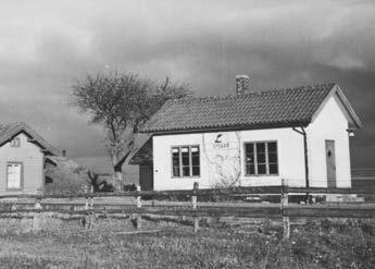 Hållplatsen lades istället norr om kyrkan2. Därefter fortsatte järnvägen mot Tjutebro, där en banvaktsstuga uppfördes.