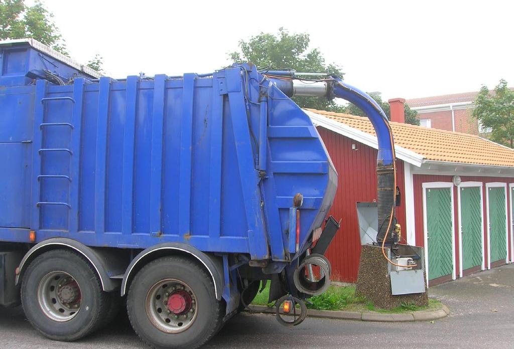 jordsbehållare som töms med frontlastarfordon. Underjordsbehållare finns i olika storlekar, och av olika fabrikat.