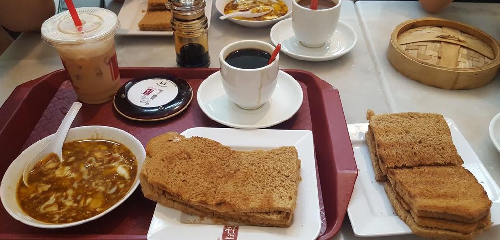 Kaya Toast: Typisk singaporeansk frukost Singaporeaner har som tradition att äta på Hawker centers, vilket är ett utomhus food court under tak.