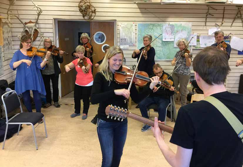 Mia Marin, Henrik Mundt och några i Spelmanslaget. Efterlängtad spelkurs Helgen den 20-22 oktober intog Örebro spelmanslag Malungs folkhögskola för sin traditionella och efterlängtade spelkurs.