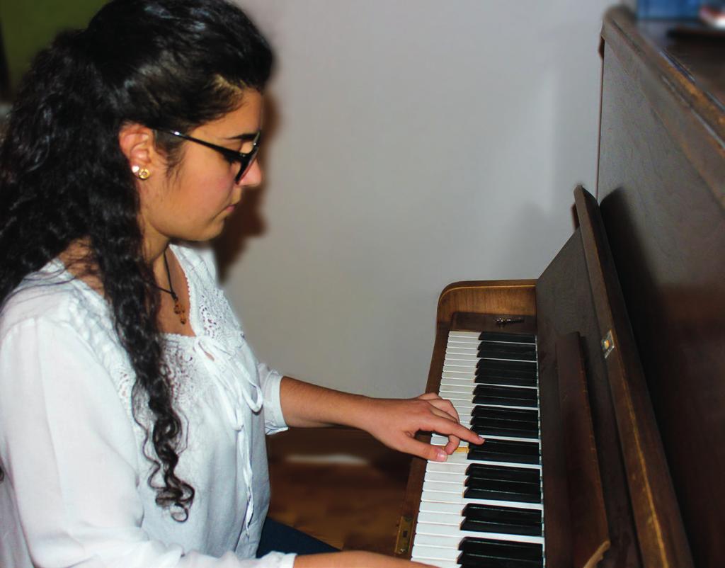 Växa 9 Musik är rena glädjen Firelle Najjar föddes i Aleppo i Syrien för 19 år sedan. Hon har spelat piano sedan hon var åtta år. Men kärleken till musiken har inte alltid varit en okomplicerad affär.