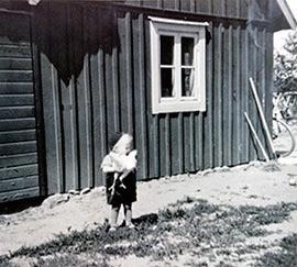 Det första riktiga kapitlet om Familjen Lagerbergs skrivs redan 1965, när Curt Lagerberg beslutar sig för att satsa helhjärtat på kycklinguppfödning och då bygger sitt första slakteri på Listerlandet