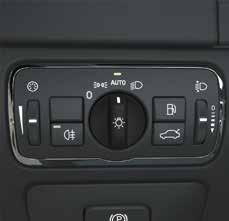 AUTO-läge ger följande alternativ: Färdbelysningen växlar automatiskt mellan varselljus och halvljus. Helljus kan aktiveras när halvljuset är tänt.