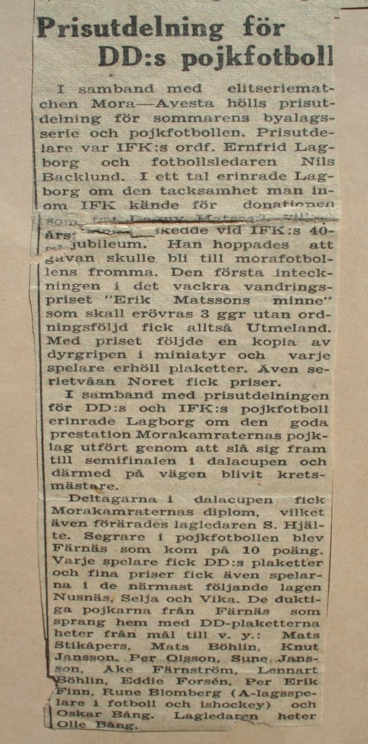Prisutdelning för DD:s pojkfotboll I samband med elitseriematchen Mora-Avesta hölls prisutdelning för sommarens byalagsserie och pojkfotbollen. Prisutdelare var IFK:s ordf.