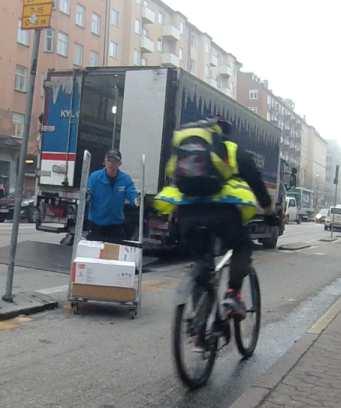 Utvärdering av lastzoner på södra Götgatan Syfte/mål På Pilotplats Cykels workshop i november 2013 identifierades en farhåga att utformningen av de nya cykelbanorna skulle leda till konflikter mellan