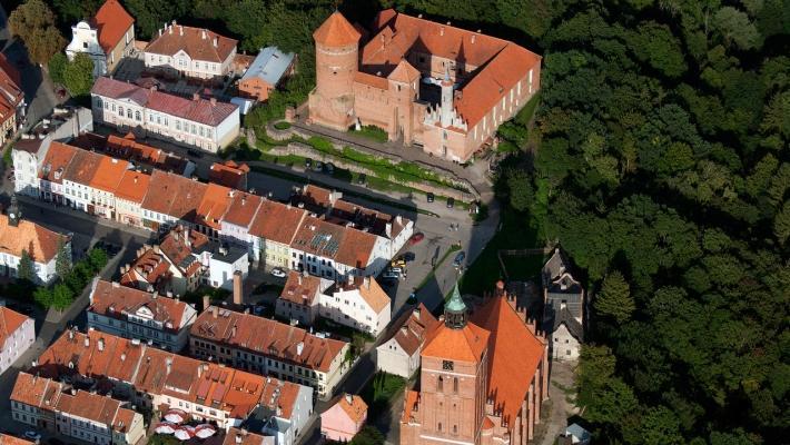 konstverkstäder och olika konstutställningar. Sedan år 2001 har slottet verkat som hotell, med konstgalleri och eget slottsmuseum.