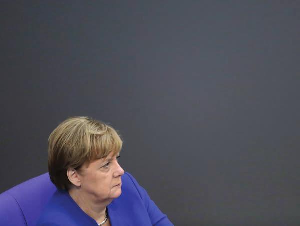 9 Välkomstkulturen ett minne blott för Merkel Angela Merkel och hennes kristdemokratiska parti CDU stramar åt migrationspolitiken.