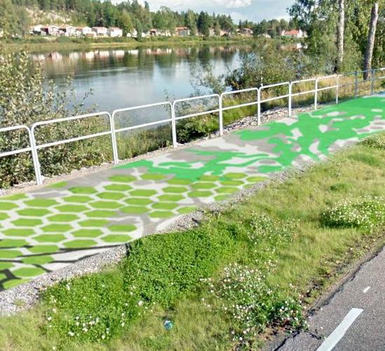 T.V. förslag på placering utmed cykelvägen. T.H. Karin Jonssons verk byggde på de olika stickmönstren skiljda kulturer i Karlstad.