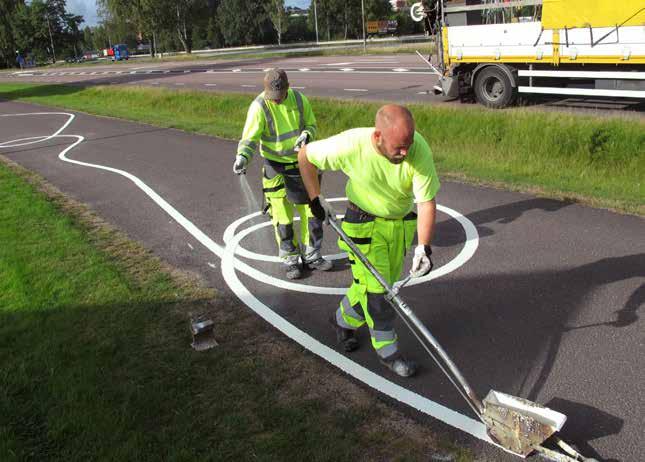 Vid projekteringen lämnade konstnärerna in ett tydligt underlag hur linjen skulle dras. De digitala uppgifterna matades sedan in i en GPS för att kunna överföras på cykelvägens verkliga sträckning.