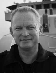 Ledamoten HÅKAN NILSSON Kommendörkapten Håkan Nilsson är sedan hösten 2009 fartygschef på HMS Carlskrona. Han kommer under 2011 att tillträda som stabschef vid 3.Sjöstridsflottiljen.