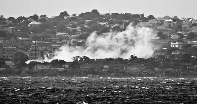 Strider i Mogadishu observerade från HMS Carlskrona. Foto: Anna Norén, Combat Camera sade i helikopterutnyttjande, dels för att piratverksamheten förväntades nedgå i Somalibassängen.