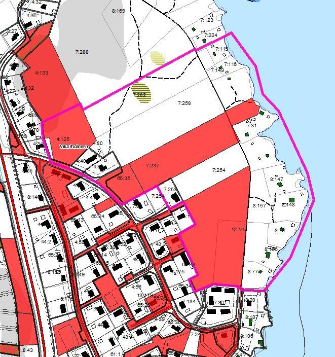 Bild 14. Kommunens markinnehav markerat med rött. Detaljplanegräns markerad med violett linje. 2.1.6 Områdets byggnadshistoria Erik Hannula skriver i Skärgårdsliv i Larsmo att Vikarholmen till en början användes som betesmark för boskap om somrarna.