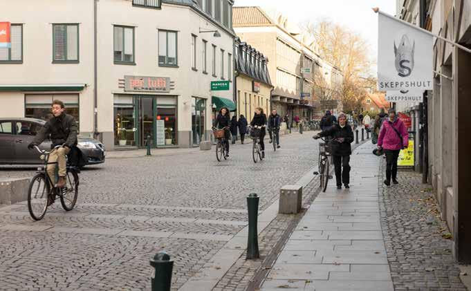 Östra Mårtensgatan byggdes om för några år sedan så att fotgängare fick bättre utrymme och biltrafiken får köra i större samverkan med övriga trafikanter.