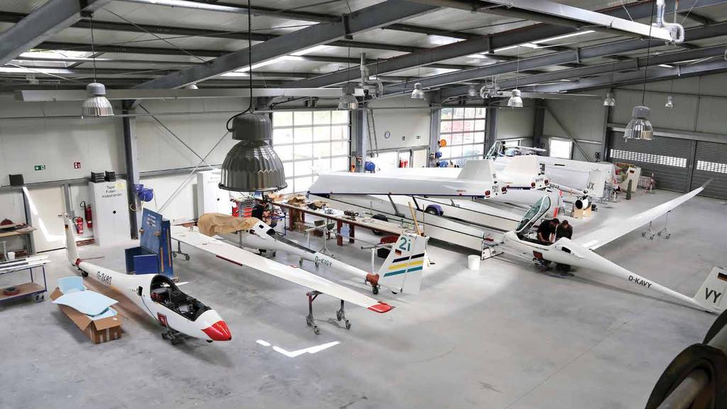 H NG Producent: tester: Discus M&D Flugzeugbau 2C FES M&D startede i 1995 (Herover) og har ekspanderet lige siden. Herunder de nye opdaterede fabriksbygninger med administration.
