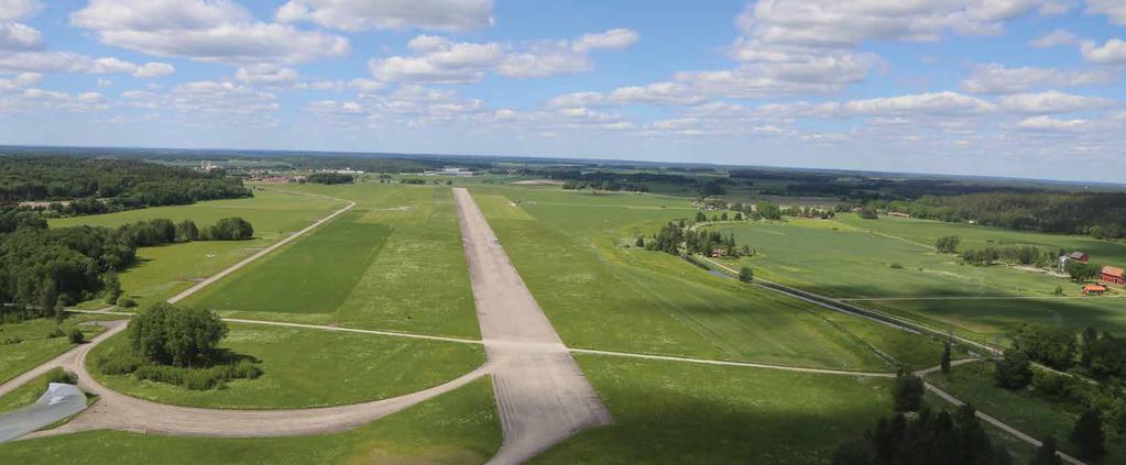 H Her flyves: Arboga FK Arboga city Bane 15/33 2000 x 40 m Svæveflyveområde Modelflyvning Klubhus, hangar og værksted Offentlig vej som krydser startbanen HISTORIK Arboga Flygklubb blev etableret i