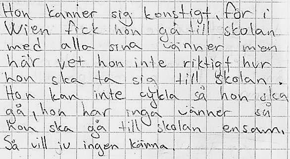 I tanketexten står det: Hon känner sig konstigt, för i Wien fick hon gå till skolan med alla sina vänner men här vet hon inte riktigt hur hon ska ta sig till skolan.