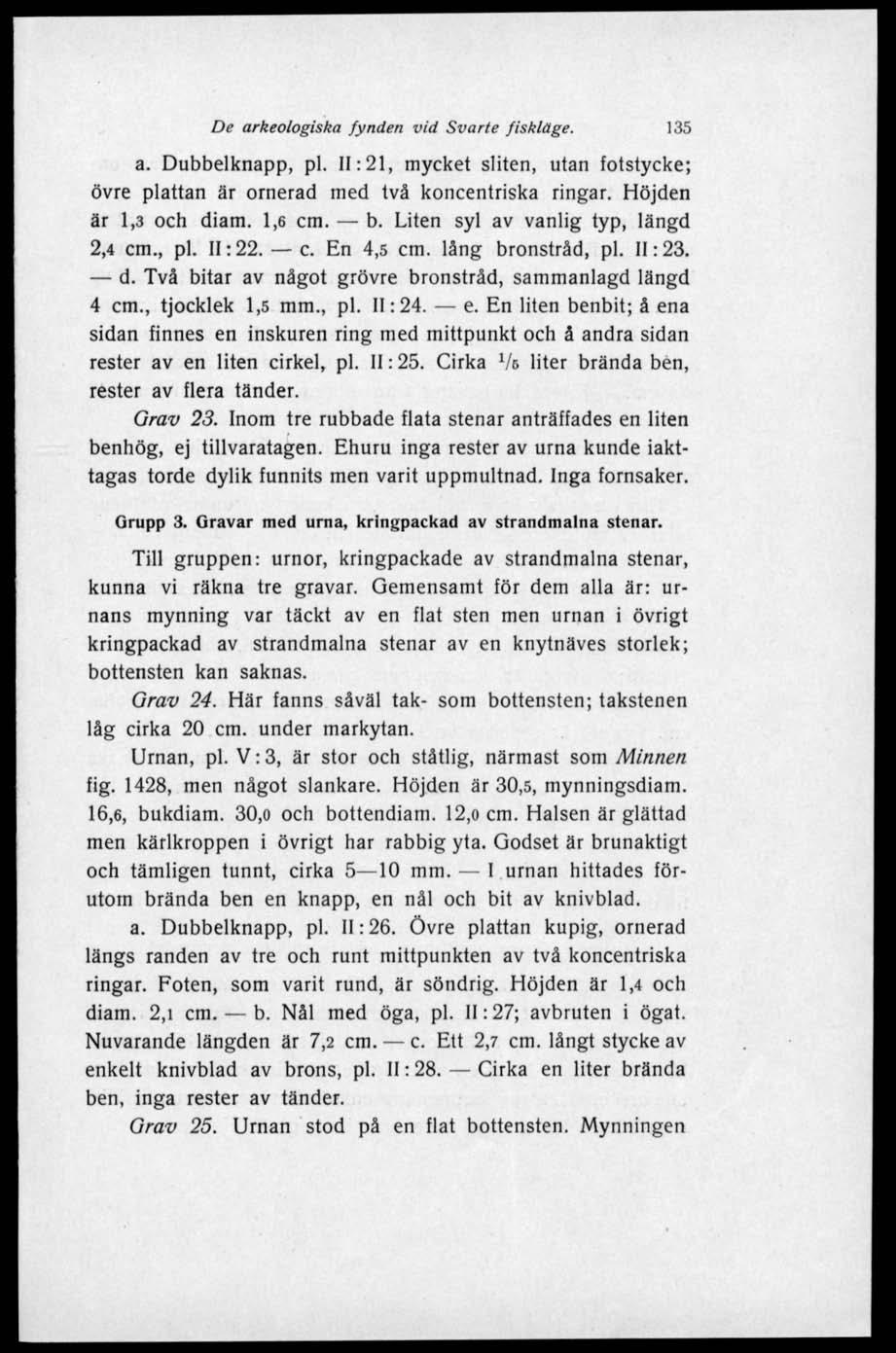 De arkeologiska fynden vid Svarte fiskläge. 135 a. Dubbelknapp, pl. 11:21, mycket sliten, utan fotstycke; övre plattan är ornerad med två koncentriska ringar. Höjden är 1,3 och diam. 1,6 cm. b.