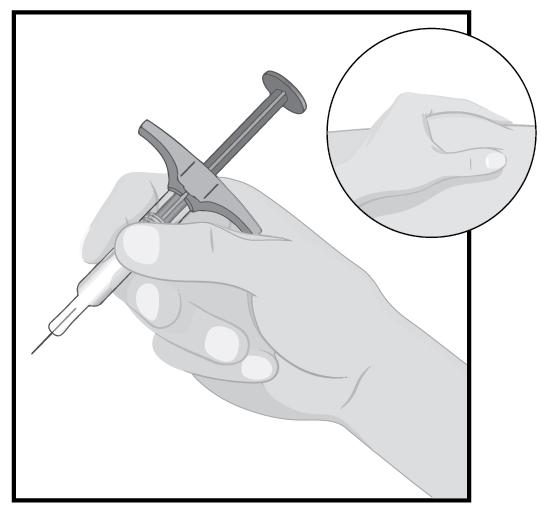 Tryck långsamt in kolven för att pressa ut luften genom nålen. Det är normalt att se en droppe vätska på toppen av nålen.