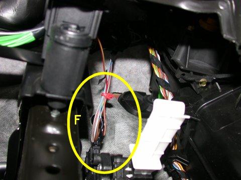 11) Gaspedalsensor Ovanför gaspedalen sitter gaspedalsensorn. gul/blå kabel, pin 4 i kontaktdon. Denna kabel ska INTE klippas av utan bara skalas lite.