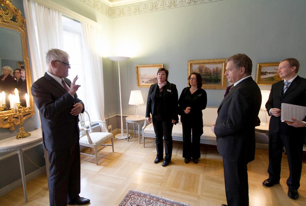 4 UPPVAKTNING OCH REPRESENTATION Föreningen fick uppvakta republikens president Sauli Niinistö 7.2, och överlämnade föreningens egen historikbok.