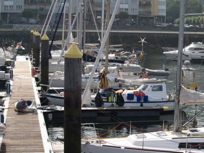 Eftersom det skulle blåsa upp utanför A Coruna, styrde vi kosan rakt söderut mot en fjord, en ría, som heter Viveiro.