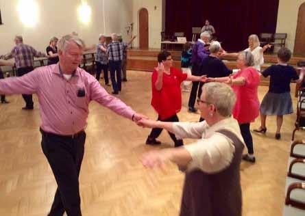 Den svenska gruppen på 10 personer kom med Silja lines kryssningsbåt från Stockholm och dansen började klockan 11. Folkdansarna dansar till levande musik med Leith Arar vid fiolen. upp.