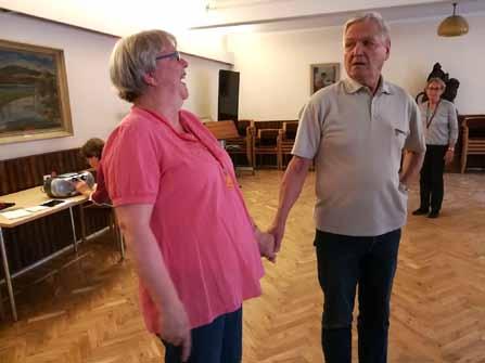 Inger och Rauno Iiskola dansar flere gånger per vecka, den här kvällen stod seniordans på programmet. under ett halvt år en betydande förbättring av grundkonditionen.