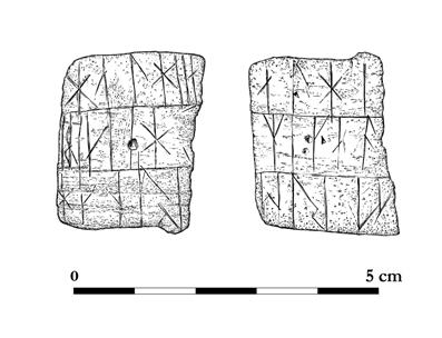 Figur 22. Gamla Uppsalablecket 1. Inskriften har publicerats av Magnus Källström (2013b:84 f.; 2014c), som translittererar, normaliserar och översätter den på följande sätt (2014c:1 4): A: halhiia.