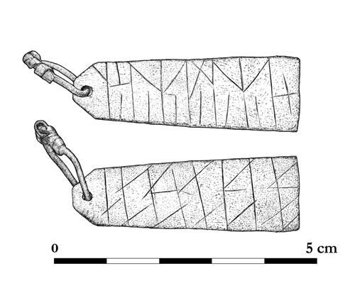 hör till typ A och har en metalltråd i sitt hål. På dess båda sidor finns runliknande linjer; dessa är dock knappt synliga på framsidan, eftersom blecket är starkt ärgat. Figur 34. Solbergablecket 4.