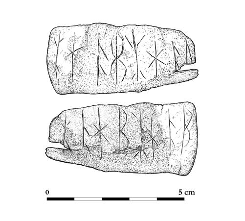 Figur 36. Gamla Uppsalablecket 2. Vi har således en runföljd -"hob, som påträffas två gånger, en gång på varje sida (r. 1 4 och 13 16). Vi har vidare två andra runföljder.