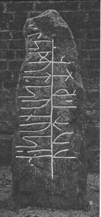 kantflagringen af stenen finns en jämn, ljus, smal streck som ser ut att vara botten [av ristningsspåret] till en nedre b-bistaf. (Se von Friesens fotografi (1916, fig.