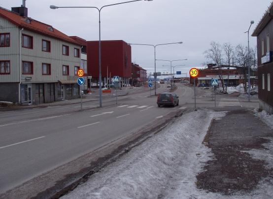 Figur 11 Adolf Hedinsvägen passerar simhall och sporthall.