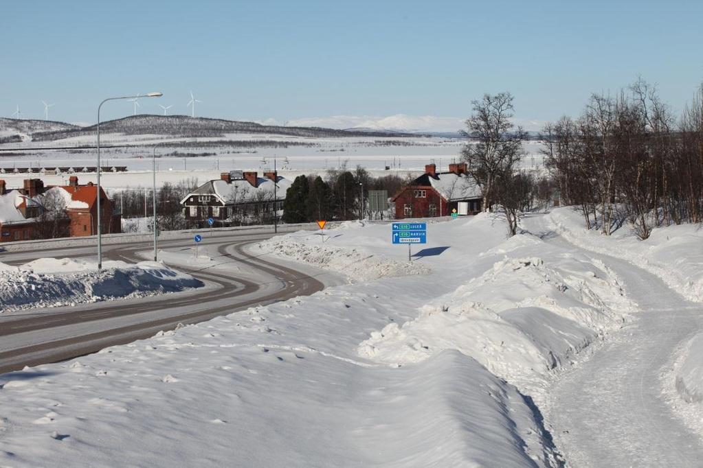 Alternativ 2 Väg E10 leds via väg 873, Malmvägen och Hjalmar Lundbohmsvägen, vidare längs Stationsvägen för att ansluta till väg E10 norrut.