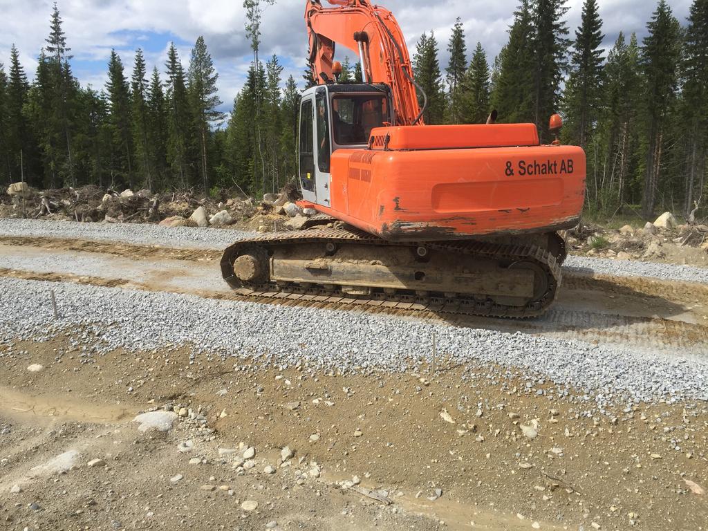 Hitachi EX215, 25 tons bandgående grävmaskin En bandgrävare med 25 tons totalvikt användes som referens till vältarna. Bild 7.