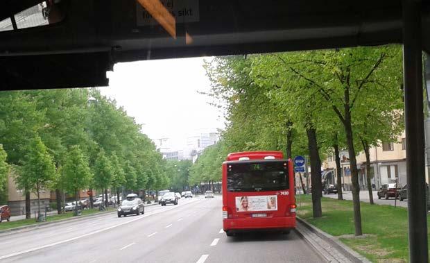 4,0 3,5 7,0 3,5 0,5 0,5 0,5 19,5 Figur 13: Princip med sidoförlagda busskörfält och dubbelriktad gång- och cykelbana på ena sidan av vägen.