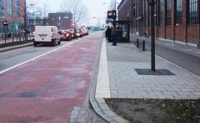 3,5 0,5 3,5 7,0 0,5 0,5 23,0 3,5 0,5 3,5 Figur 14: Princip med sidoförlagda busskörfält och enkelriktade cykelbanor på båda sidor om vägen.