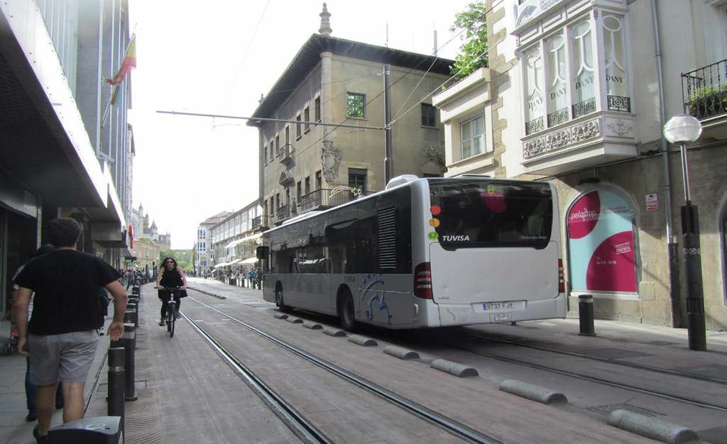 Bild 5: En smal gata har förvandlats till en ren kollektivtrafikgata för buss och spårvagn. Gångbanorna, som är i samma nivå som körbanan, är avgränsade med pollare.