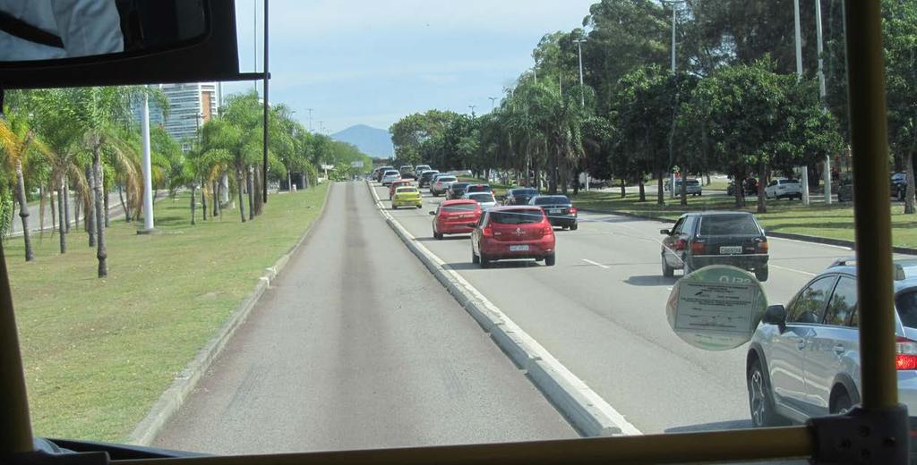 Bild 6: BRT-system med busskörfält som är fysiskt avskilt från övrig trafik. Rio de Janeiro, Brasilien.