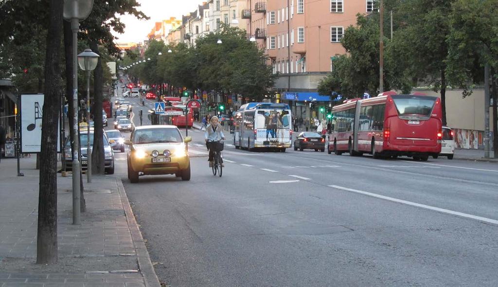 Bild 11: Exempel på fyrvägskorsning med mittförlagda busskörfält. Observera att hållplatserna ligger intill busskörfälten och att övrig trafik passerar på utsidan av plattformarna.