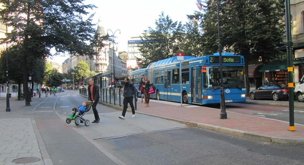 Bild 14: Med hjälp av räcken styrs passagerarna till den upphöjda gångpassagen till/från plattformen vid mittförlagt busskörfält. Birger Jarlsgatan, Stockholm. Foto: Karin Hassner, WSP.