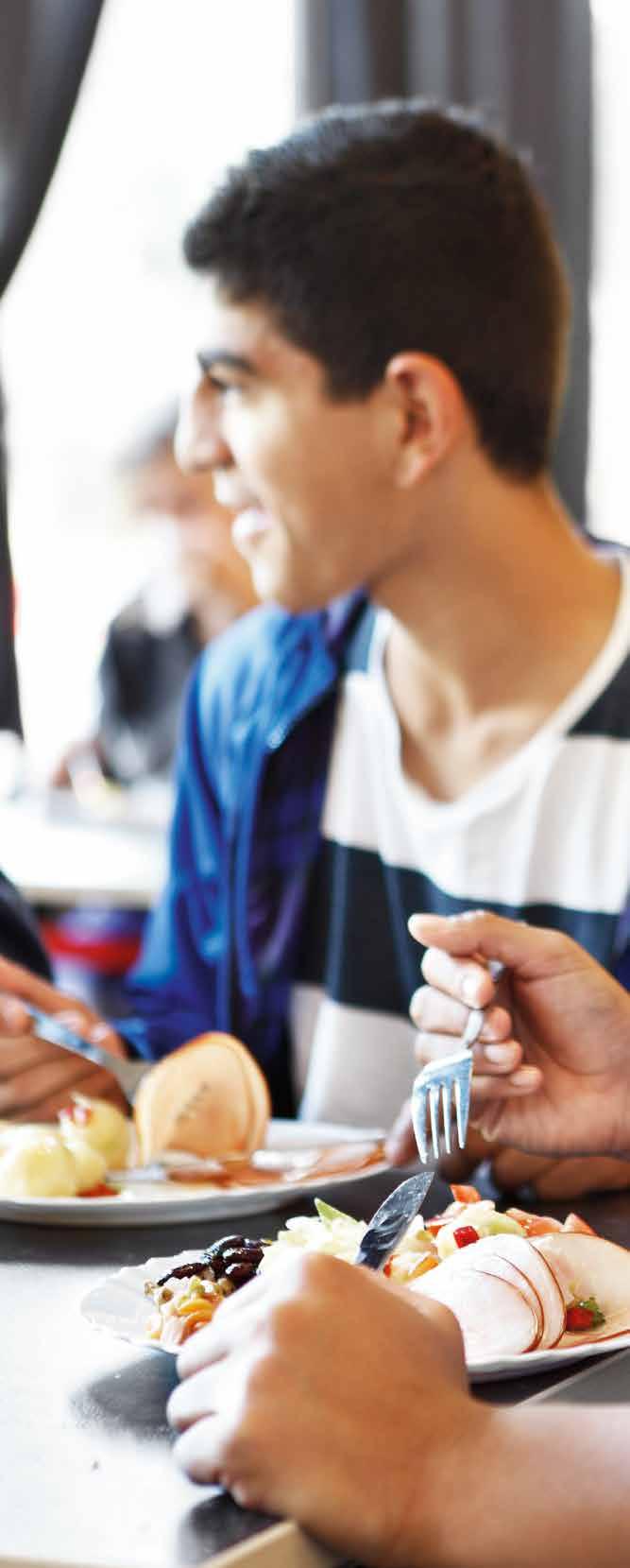 Innehåll Förord...3 Inledning...4 Goda skolmåltider...7 Integrerade skolmåltider...9 Trivsamma skolmåltider... 12 Näringsriktiga skolmåltider... 14 Hållbara skolmåltider...25 Säkra skolmåltider.