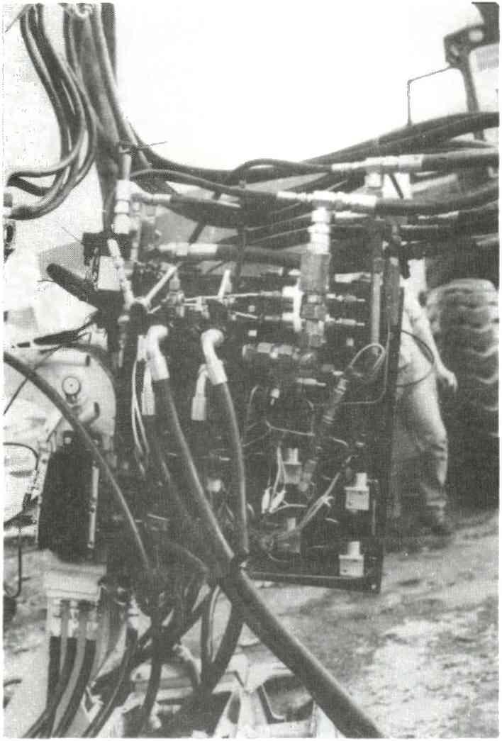 Systemtrycket på denna krets är normalt, ca 195 bar, och höjs vid sågning t i l l 240 bar.